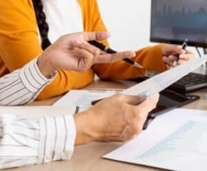 Empresas poderão aprender as melhores práticas de gestão de contratos Pessoas analisando resultados de projetos