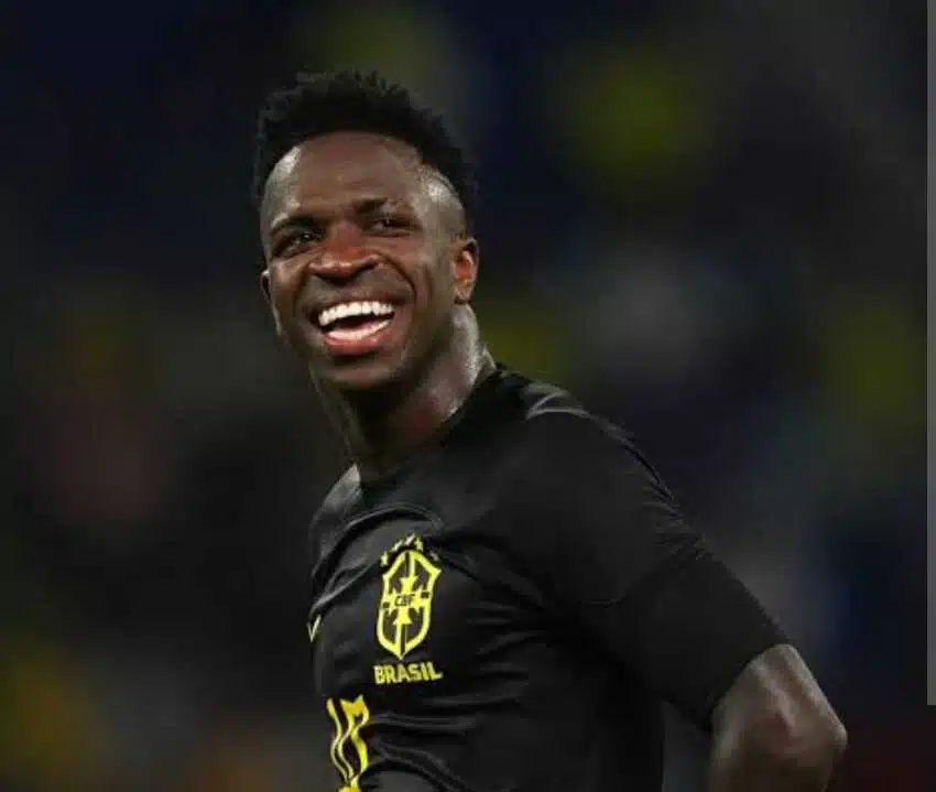 Vini Jr de uniforme da seleção preto