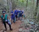 Voluntários realizam limpeza na trilha do Morro do Moreno