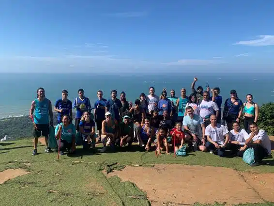 voluntários fazem limpeza no morro do moreno