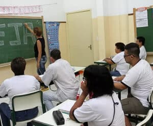 Últimos dias para rematrícula para a Educação de Jovens e Adultos (EJA) pessoas na sala de aula