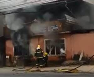 Casa fica totalmente destruída após incêndio em Cachoeiro Casa é totalmente destruída após incêndio em Cachoeiro