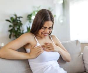 País tem aumento de 62% nas mortes por enfarto entre mulheres jovens infarto - mulher - dor - doença -