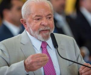 Lula deixa UTI e já caminha por corredores do hospital, informa médico Lula discursando