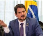 Moraes devolve eletrônicos de Marcos do Val, mas mantém arma retida