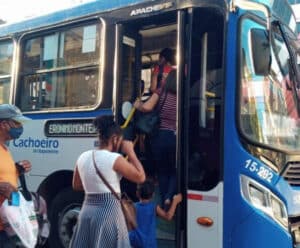 pessoas entrando no onibus