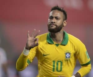 Neymar fazendo gesto de ok após ter feito gol