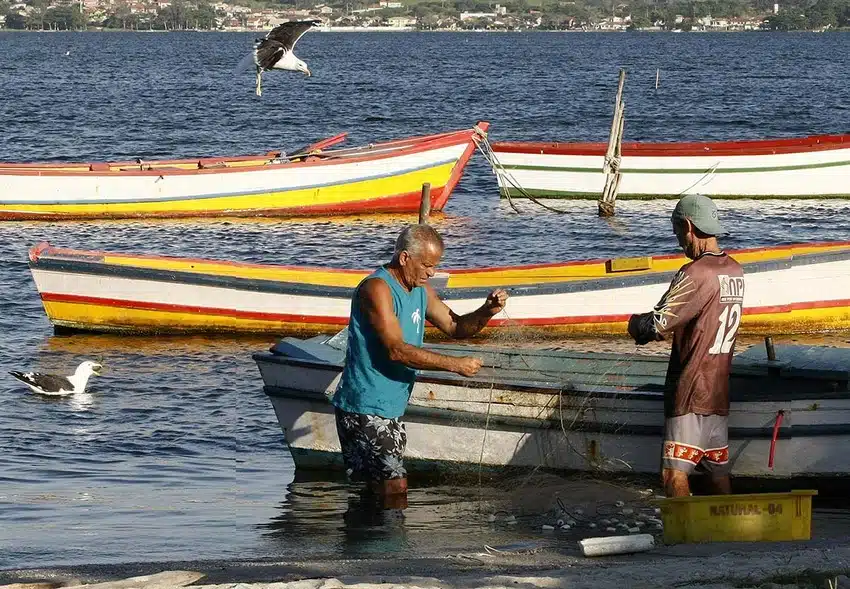 Pescadores no mar