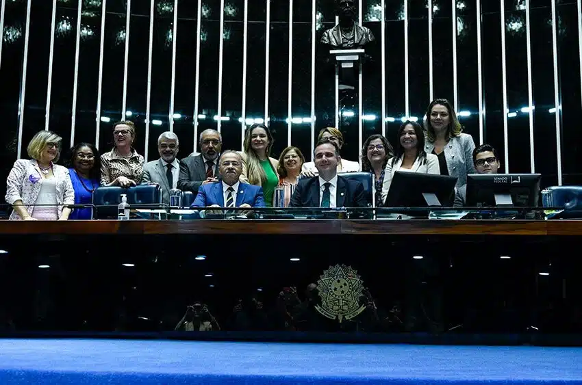 Senadores posamdo para foto na bancada do Senado