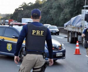 Policial rodoviário monitorando rodovia