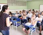 Professora em sala de aula ensinando alunos