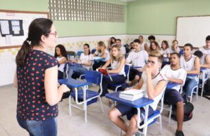 Professora em sala de aula ensinando alunos