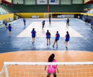 pessoas em quadra praticam esporte