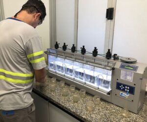 Tecnologia garante qualidade da água à população de Cachoeiro homem trabalhando em maquina sobre a mesa
