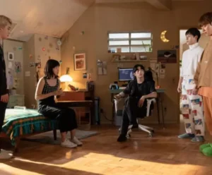 Nova série brasileira traz astros de k-pop e Ana Botafogo no elenco pessoas no quarto em circulo conversam