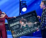Simone Mendes chora ao receber ‘disco de diamante’ de Luciano Huck