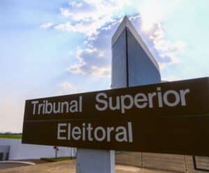TSE suspende julgamento de ação contra Bolsonaro Fachada da sede do TSE