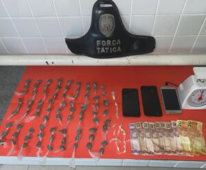 PM invade “boca de fumo” e detém adolescentes embalando drogas no Litoral Sul PM invade “boca de fumo” e detém adolescentes embalando drogas no Litoral Sul Três adolescentes de 15, 16 e 17 anos foram apreendidos em flagrante na noite desta terça-feira (5) no momento em que embalavam drogas para serem vendidas no município de Piúma, no Litoral Sul. De acordo com a Polícia Militar, após receber denúncias de que uma casa no bairro Piuminas funcionava como “boca de fumo”, policiais militares da Força Tática fizeram um cerco na residência e conseguiram apreender os suspeitos. Com o trio, os policiais encontraram 80 buchas de maconha, 14 pedras de crack, celulares e dinheiro arrecadado com o tráfico de drogas. Os adolescentes foram levados para a Delegacia Regional de Itapemirim, onde ficaram à disposição da Justiça.