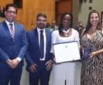 Professora recebe mais alta honraria do Poder Legislativo do ES