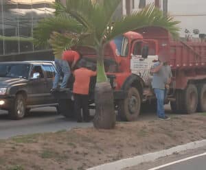 Cachoeiro: Caminhão quebra e bloqueia trânsito na Francisco Lacerda de Aguiar Acidente caminhão