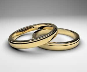 Vai casar? Especialista dá cinco dicas antes de escolher o regime Duas alianças juntas