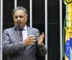 Aécio Neves assume presidência nacional do PSDB e sinaliza apoio a Tarcísio