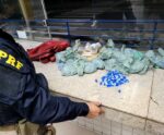 Passageira de motocicleta é presa com drogas e cartinhas suspeitas
