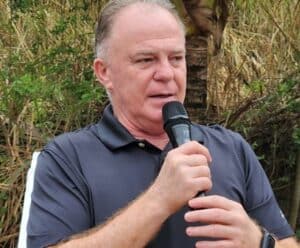 Casagrande diz que estrada de Muniz Freire a Iúna será licitada Foto mostra governador do ES Renato Casagrande falando no microfone e que anunciou asfaltamento da estrada de Muniz Freire a Iúna