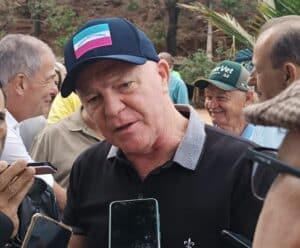 Foto mostra o governador Renato Casagrande dando entrevista e falando que obra vai criar oportunidades