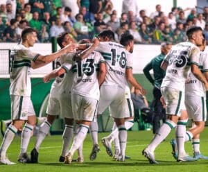 Coritiba bate o Goiás, desencanta no Brasileiro e ajuda o Corinthians Coritiba