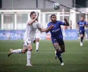 Goiás surpreende o Cruzeiro e sai da zona de rebaixamento do Brasileirão Cruzeiro