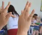 Cursos gratuitos de Libras e de inglês em Cachoeiro