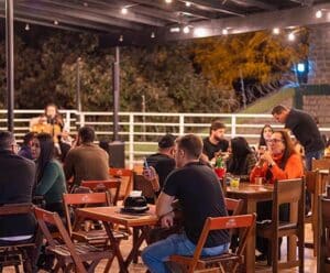 Música ao vivo, gastronomia e vista panorâmica em Cachoeiro; conheça O espaço Deck House em Cachoeiro é uma das opções na cidade