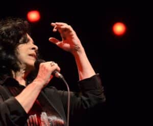 Esposa de Gal Costa aplicava golpes em nome da cantora, afirma Piauí Gal Costa se apresentando
