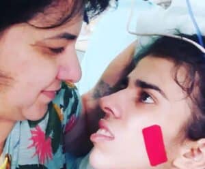 Thais Medeiros e sua mãe no hospital
