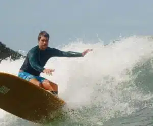 Rafael Vitti fica ferido após acidente no surfe e tranquiliza fãs Rafa Vitti surfando em alto mar