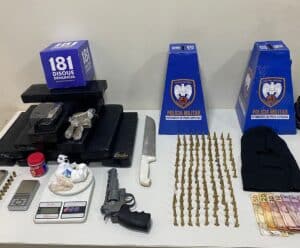 Drogas, armas e munições apreendidas pela PM durante patrulhamento em Guarapari