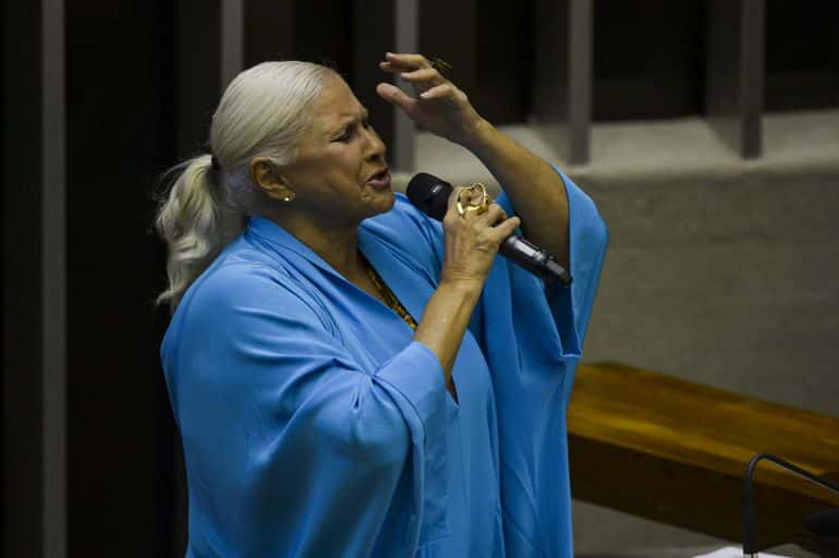 A cantora Fafá de Belém durante sessão solene para comemorar o Bicentenário da Independência do Brasil. A cantora Fafá de Belém durante sessão solene para comemorar o Bicentenário da Independência do Brasil.