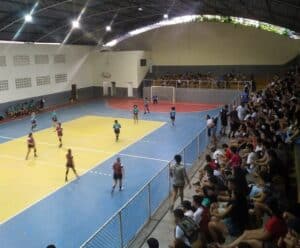 Foto mostra interior do Ginásio de Esportes de Muniz Freire lotado onde vai aconecer o Torneio da Amizade