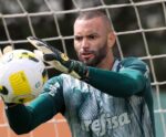 Goleiro Weverton ganha homenagem do Palmeiras pela trajetória no clube