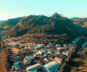 Indícios de violações anulam licenças ambientais em Ibitirama Foto mostra vista aérea de Ibitirama onde decreto anulou licenças ambientais diante de indícios de violações