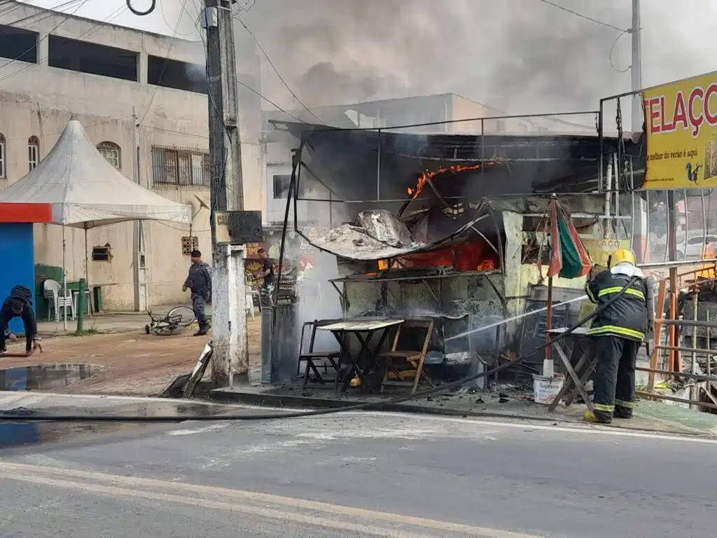 Pastelaria fica destruída após incêndio em Itapemirim
