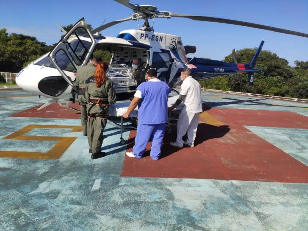 Bebê nasce com 910 gramas no Caparaó e precisa ser transferido de helicóptero para Serra