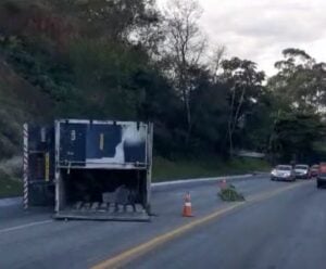 Caminhão perde freio e tomba na BR 482 em Alegre Caminhão perde freio e tomba na 482 em Alegre