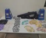 Mulher é presa após PM encontrar drogas dentro de guarda-roupas no ES