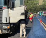 Carga de óleo de cozinha se desprende de caminhão e tomba na BR 101 em Anchieta