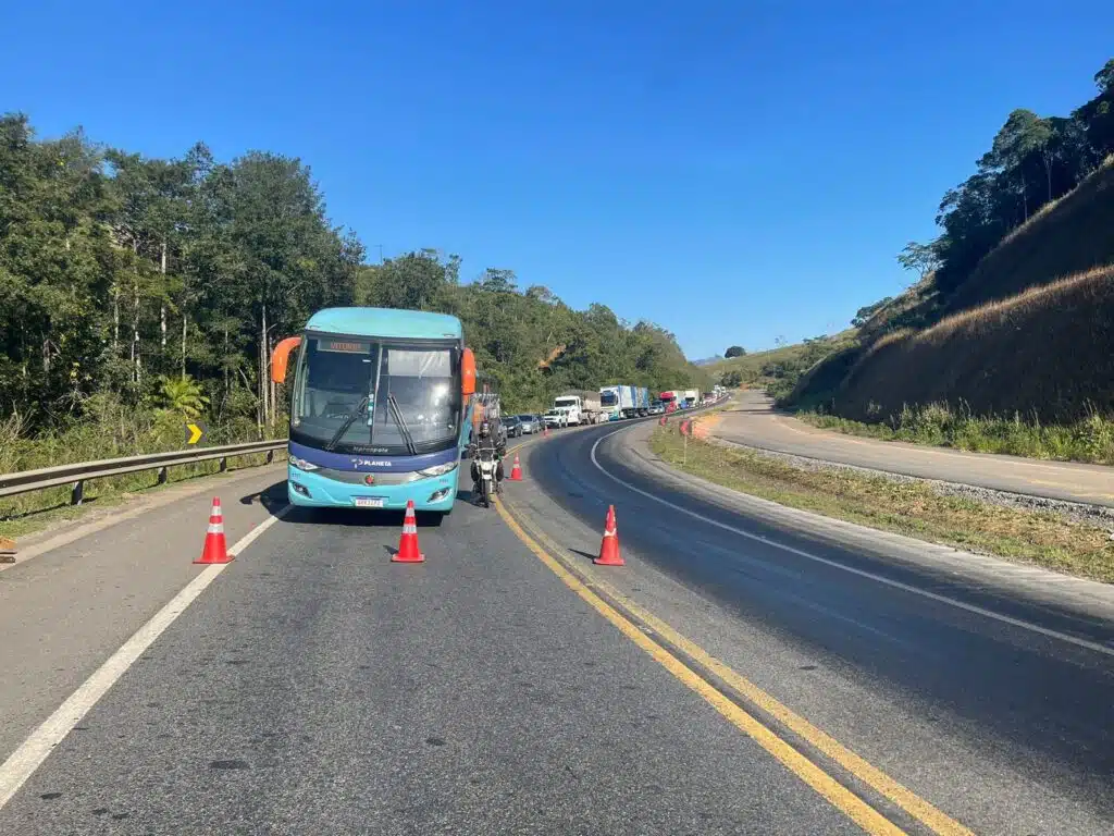 Carga de óleo de cozinha se desprende de caminhão e tomba na BR 101 em Anchieta