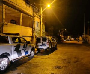 De acordo com a PM, os suspeitos têm envolvimento com tráfico de drogas. A operação recebeu o nome de “Pacificação”. 