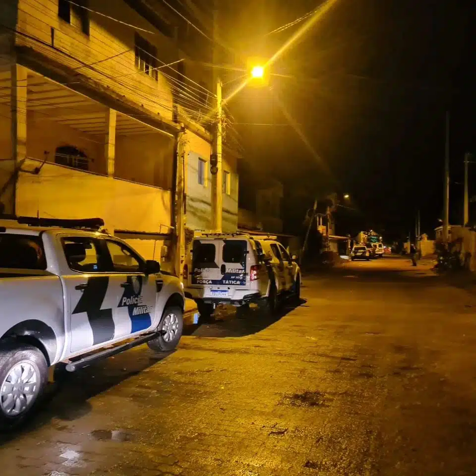 De acordo com a PM, os suspeitos têm envolvimento com tráfico de drogas. A operação recebeu o nome de “Pacificação”.