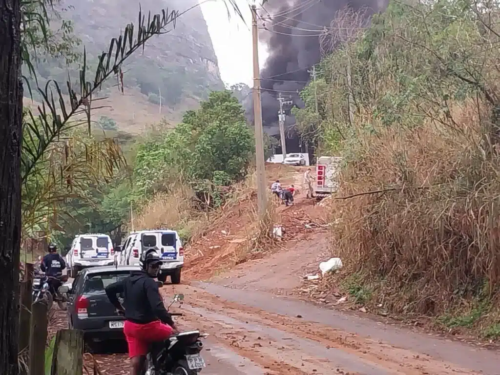 Galpão de recicláveis é totalmente destruído por incêndio em Mimoso do Sul 
